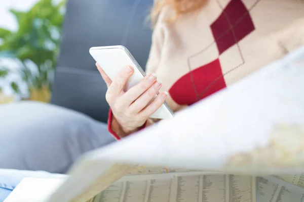 Hand Met Mobiele Telefoon Die Naar Kaart Reizen Vakantie Wijst — Stockfoto