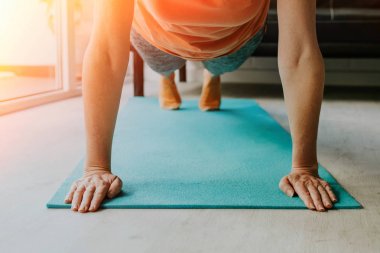 kadın elleri egzersiz ve jimnastik