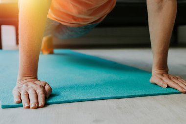 kadın elleri egzersiz ve jimnastik