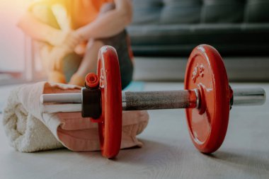 spor salonu dumbbells ve kadın