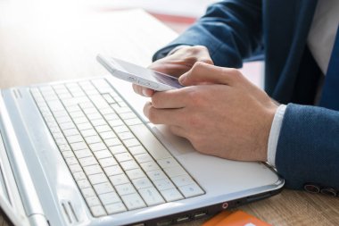 telefon ve bilgisayar ile iş adamı eller