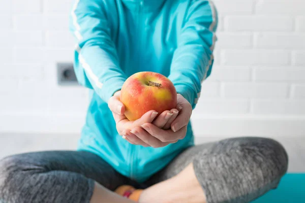 动手苹果 运动饮食和健康 — 图库照片