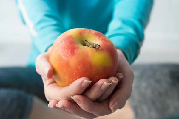 Händerna Äpple Sport Diet Och Hälsa — Stockfoto