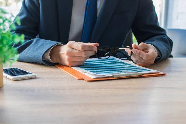 Affärsman Kontoret Med Dokument — Stockfoto