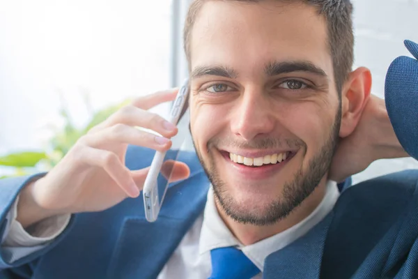 Retrato Hombre Negocios Sonriente Con Teléfono Móvil — Foto de Stock