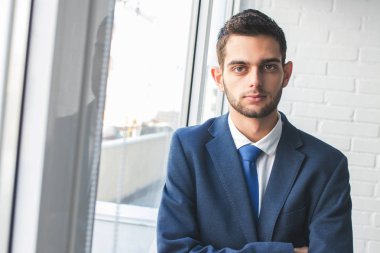 takım elbise ve kravat ile iş adamı portre