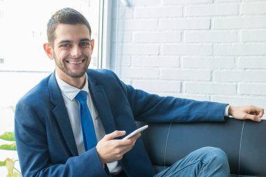 cep telefonu ile çekici iş adamı