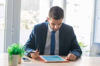 ofiste çalışan iş adamı