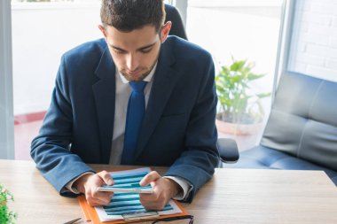 ofiste cep telefonu ile iş adamı