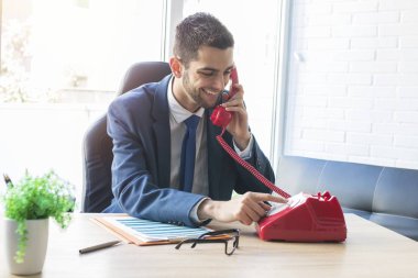 vintage telefon ile işadamı veya yönetici