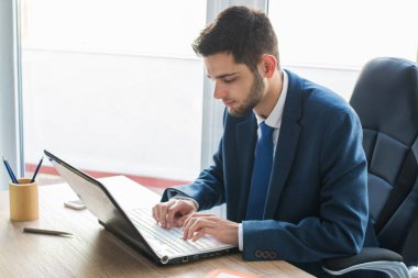 bilgisayarda yazarak işadamı