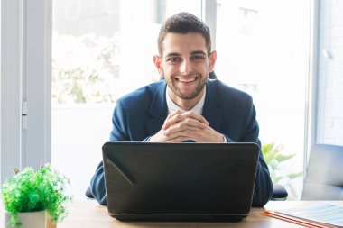 bilgisayar ile ofiste iş adamı