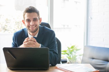 bilgisayar ile ofiste iş adamı