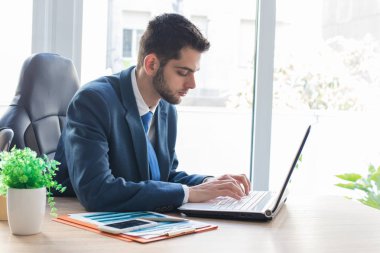 ofiste bilgisayar ile iş adamı