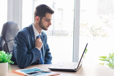 ofiste bilgisayar ile iş adamı