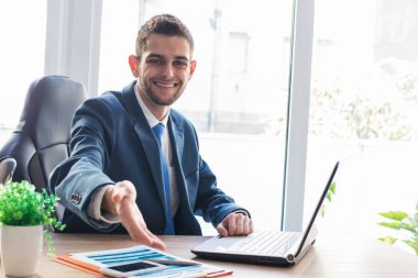 ofiste bilgisayar ile iş adamı