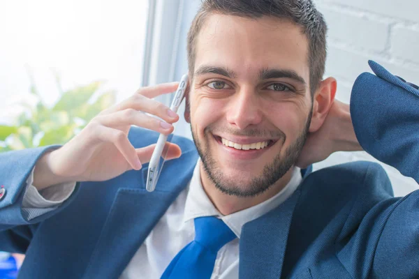 Portrait Homme Affaires Souriant Avec Téléphone Portable — Photo