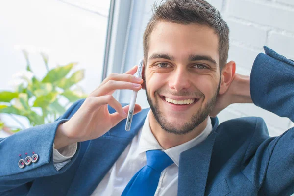 Porträtt Leende Affärsman Med Mobiltelefon — Stockfoto