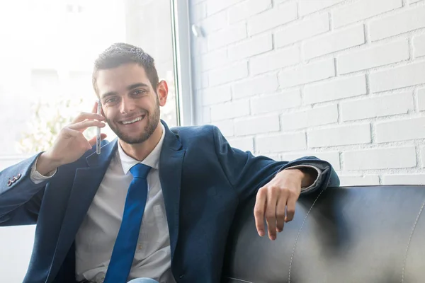 Atractivo Hombre Negocios Con Teléfono Móvil —  Fotos de Stock