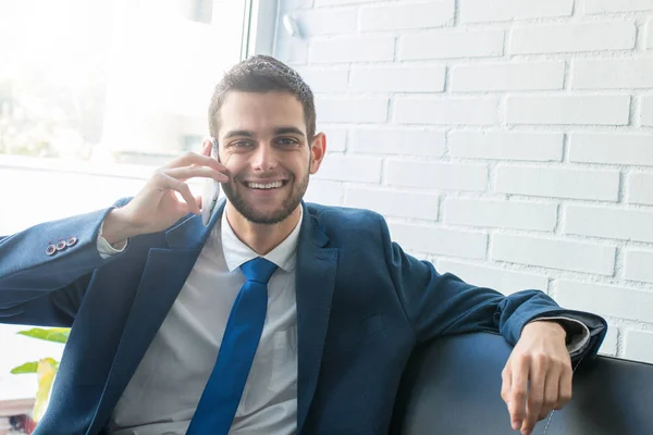 Atractivo Hombre Negocios Con Teléfono Móvil — Foto de Stock