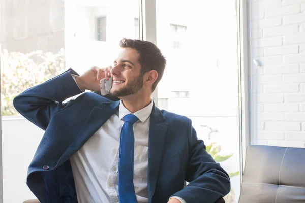 Zakenman Aan Het Praten Mobiele Telefoon — Stockfoto