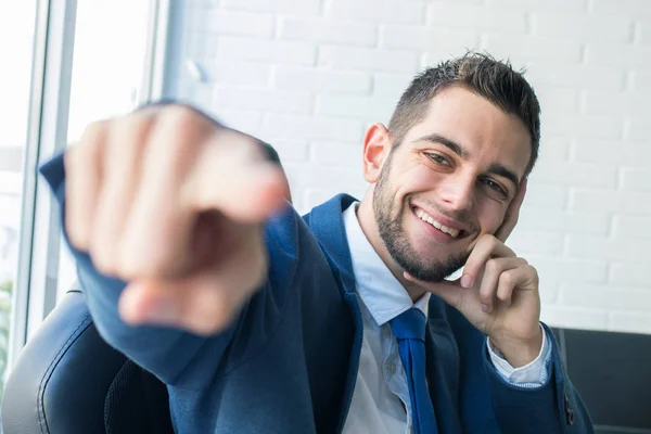 Hombre Negocios Oficina Señalando — Foto de Stock