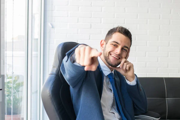 Hombre Negocios Oficina Señalando — Foto de Stock