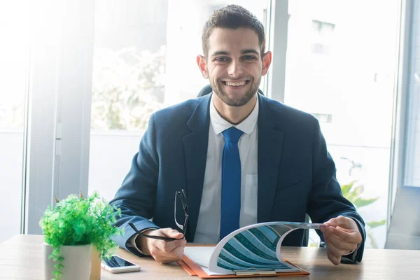 Uomo Affari Che Lavora Ufficio — Foto Stock