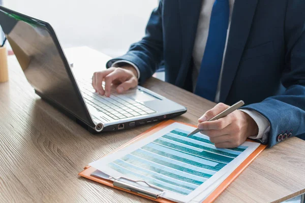 Homme Affaires Mains Avec Ordinateur Sur Bureau — Photo