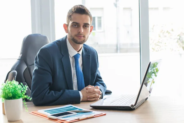 Hombre Negocios Con Computadora Oficina — Foto de Stock