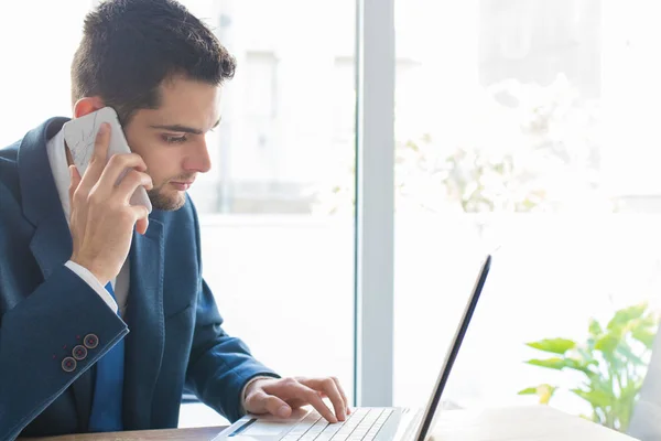 Hombre Negocios Con Computadora Teléfono Móvil —  Fotos de Stock