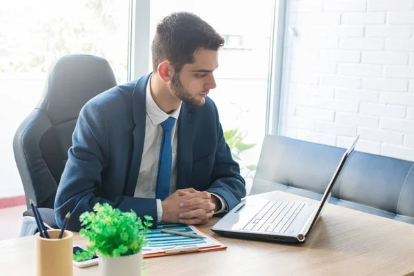 Uomo Affari Ufficio Con Computer — Foto Stock