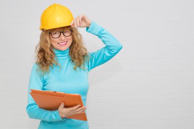 izole inşaat kask ile kadın