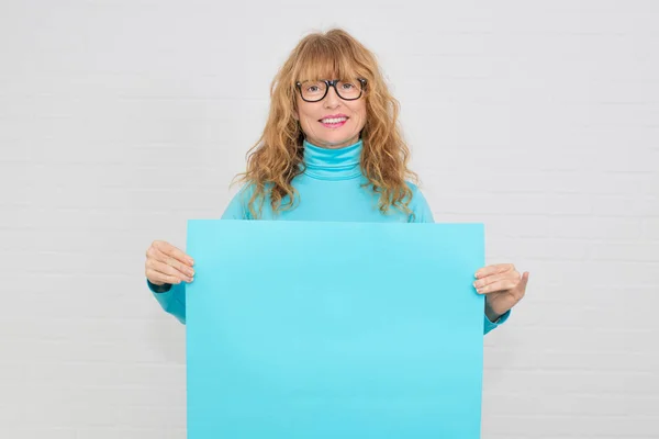 Mujer Con Póster Espacio Para Texto — Foto de Stock