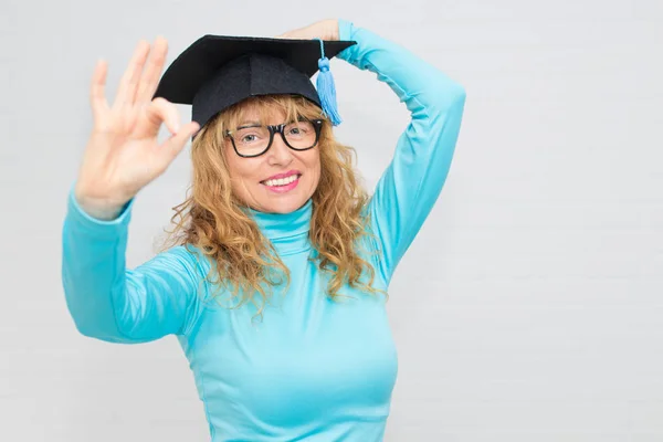 Studente Adulto Con Tappo Laurea Isolato — Foto Stock