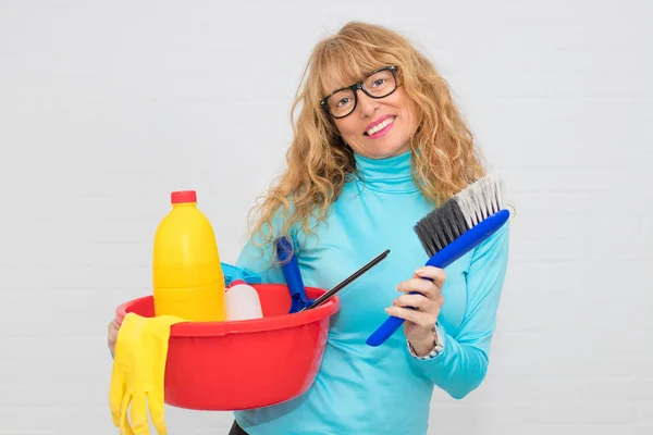 Mujer Con Productos Limpieza Aislados — Foto de Stock