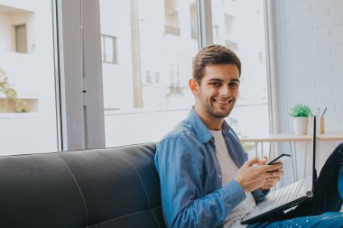 evde cep telefonu ile çocuk