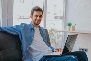 evde dizüstü bilgisayar ile genç veya öğrenci