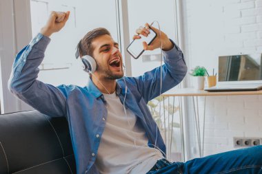 cep telefonu ve şarkı kulaklık ile adam