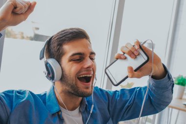 cep telefonu ve şarkı kulaklık ile adam