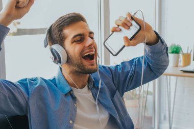 cep telefonu ve şarkı kulaklık ile adam