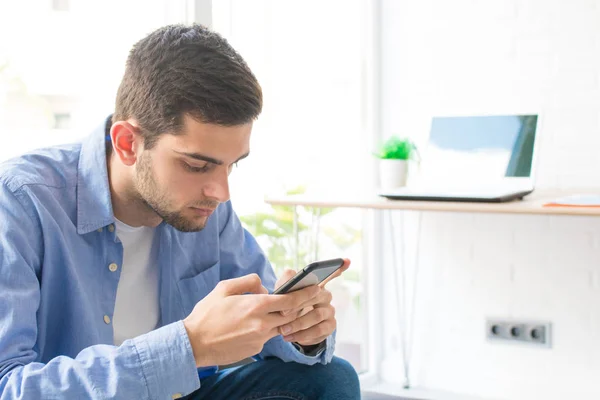 Joven Adolescente Con Teléfono Móvil Casa —  Fotos de Stock