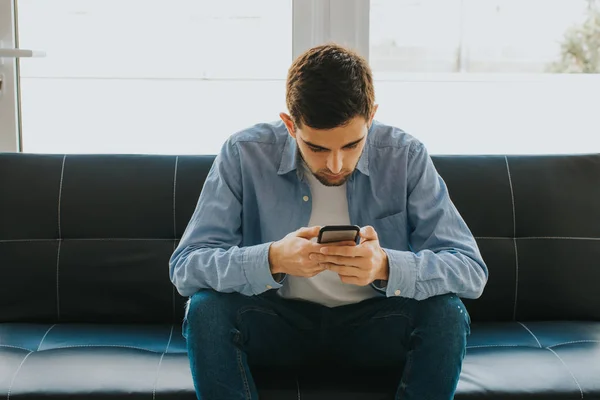 Jeune Homme Adolescent Avec Téléphone Portable Intérieur — Photo