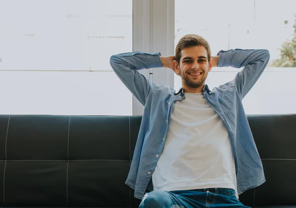 Jeune Homme Adolescent Reposant Détendu Sur Canapé — Photo