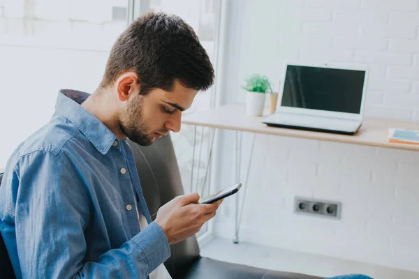 Jeune Homme Adolescent Avec Téléphone Portable Intérieur — Photo