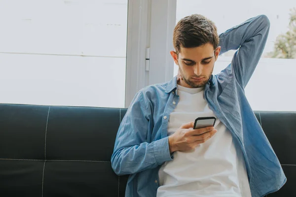 Joven Adolescente Con Teléfono Móvil Casa — Foto de Stock