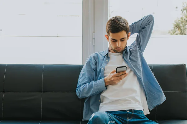 Joven Adolescente Con Teléfono Móvil Casa — Foto de Stock