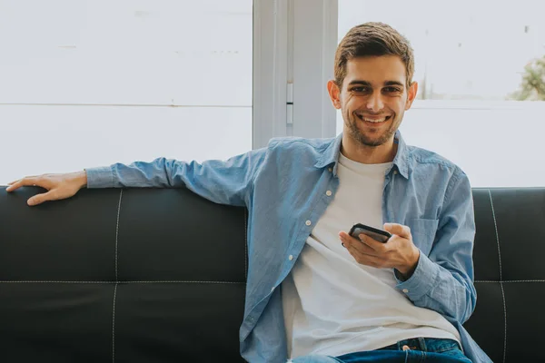 Joven Adolescente Con Teléfono Móvil Casa — Foto de Stock