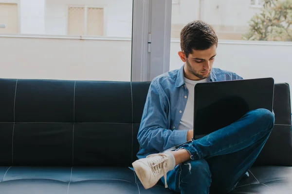 Young Teen Laptop Home — Stock Photo, Image