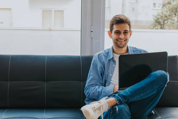 Joven Adolescente Con Portátil Casa — Foto de Stock